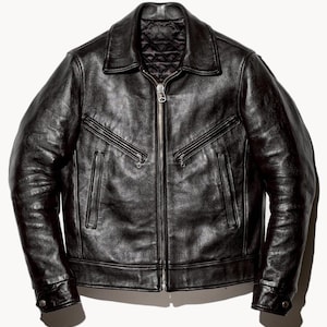 Puede incluir: Chaqueta de cuero negro con un diseño clásico. La chaqueta presenta un cuello con solapas, cierre de cremallera frontal y dos bolsillos en el pecho con cremallera. Las mangas tienen puños abotonados. El forro interior es acolchado.