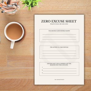 Puede incluir: Una hoja crema de "Zero Excuse" con el texto "ZERO EXCUSE SHEET" y "Drop the excuses, take some action." La hoja incluye secciones para excusas, acciones y razones. Una taza de café y lápices están sobre la superficie de madera.