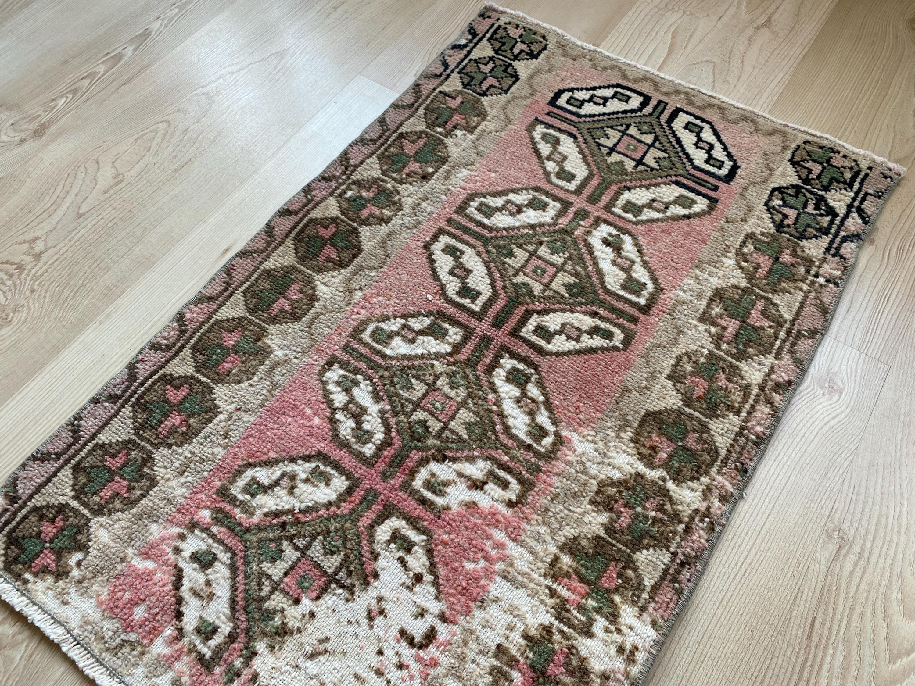 小さなピンクのラグ、トルコのミニラグ、ヴィンテージラグ、色あせた