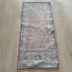 1.5x3.4ft, Faded Pink rug, Turkish rug, Small Vintage rug, Muted rug, Pale rug, Distressed rug, Oushak rug, Wool rug, Doormat, Kitchen rug