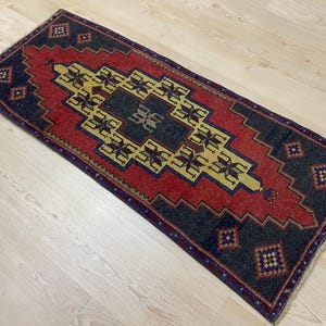 Small Red rug, Turkish rug, Vintage mini rug, Ethnic rug, Boho decor rug, Antique rug, Oushak rug, Wool rug, Doormat, Bath rug, 1.5x3.8ft