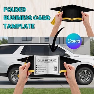 Peut inclure: Modèle de carte de visite pliée avec un motif de toque de diplômé. La carte, tenue devant un SUV blanc, affiche le nom "Caleb Thompson" et ses coordonnées. Le design intègre des éléments noirs, jaunes et blancs, avec le logo Canva visible.