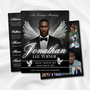 Puede incluir: Tarjeta conmemorativa con un retrato de un hombre en esmoquin, alas de ángel, el nombre "Jonathan Lee Turner" y fechas de nacimiento y fallecimiento. También incluye fotos y texto adicionales.