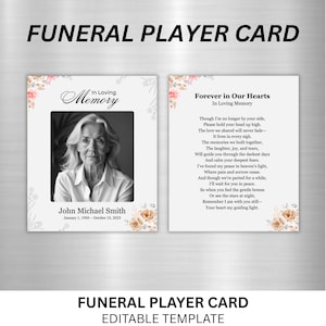 Pu&ograve; includere: Un biglietto funebre con la scritta "FUNERAL PLAYER CARD" in alto. La carta presenta una foto in bianco e nero di una persona, con testo sottostante. Il lato destro ha una poesia. Sono presenti accenti floreali.