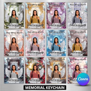 Pu&ograve; includere: Una collezione di portachiavi commemorativi con un ritratto di donna, ali d'angelo e il testo "Forever in our hearts" e "Sarah Lee". Ogni portachiavi ha un colore di sfondo diverso, tra cui verde, oro, viola e blu. &Egrave; presente anche il testo "1990-2025".