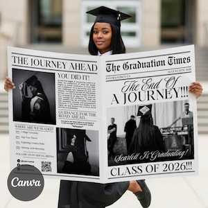 Könnte beinhalten: Eine Person mit Abschlusskappe hält eine Zeitung mit der Überschrift "The End Of A JOURNEY!!!" und "CLASS OF 2026!!!". Die Zeitung trägt den Titel "The Graduation Times" und enthält den Text "YOU DID IT!". Das Bild ist in Schwarzweiß.