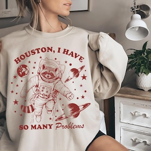 Houston, ik heb zo veel problemen, vintage retro grappige wasbeer in de ruimte Dierencitaten en gezegden Shirt, sticker SVG PNG-sublimatieontwerpen