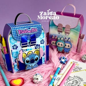 Puede incluir: Dos mochilas decorativas y coloridas con diseños de personajes de dibujos animados. Una mochila presenta el nombre "Isabella" y un personaje de Stitch. La otra mochila tiene un diseño con tres personajes de dibujos animados. Los accesorios incluyen bolígrafos, crayones y páginas para colorear.