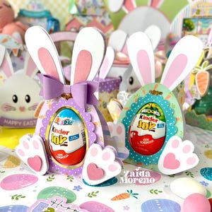 Puede incluir: Un juego de tres tazas de cerámica con un acabado mate moteado. Las tazas son de color crema, gris claro y gris oscuro. Cada taza tiene un diseño simple y moderno y un asa redondeada.