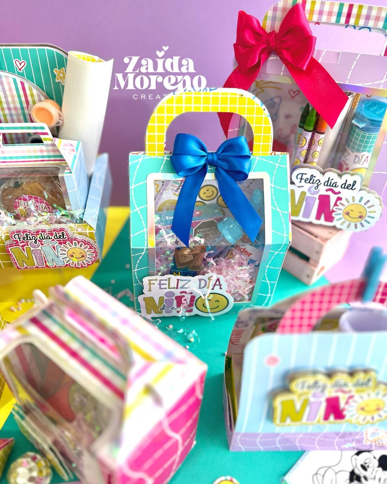 Peut inclure: Plusieurs coffrets cadeaux aux motifs color&eacute;s, dont une bo&icirc;te turquoise avec un n&oelig;ud bleu et une poign&eacute;e jaune. Les bo&icirc;tes contiennent des friandises et de petits jouets, avec le texte "Feliz d&iacute;a del Ni&ntilde;o" sur des autocollants. L'arri&egrave;re-plan est un m&eacute;lange de violet et de vert.