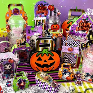 Puede incluir: Una colección de cajas de regalo, recipientes y decoraciones con temática de Halloween. Los artículos presentan calabazas, murciélagos, fantasmas y el texto "Happy Halloween". La paleta de colores incluye naranja, morado, negro y verde. Algunos recipientes son de plástico transparente.