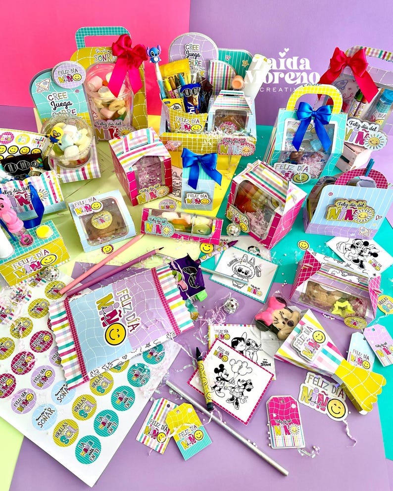 Peut inclure: Un assortiment color&eacute; de bo&icirc;tes cadeaux, d'&eacute;tiquettes et d'autocollants avec le texte "Feliz D&iacute;a Ni&ntilde;@" et des visages souriants. Les bo&icirc;tes, d&eacute;cor&eacute;es de rubans, contiennent des friandises et de petits jouets. Le th&egrave;me est une c&eacute;l&eacute;bration.