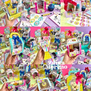 Peut inclure: Une collection de bo&icirc;tes et de contenants cadeaux color&eacute;s, certains avec des fen&ecirc;tres transparentes, remplis de friandises et de petits objets. Beaucoup sont d&eacute;cor&eacute;s d'arcs, de rubans et du texte "Feliz Dia del Nino" et d'un visage souriant. Le fond est un m&eacute;lange vibrant de rose, de violet et de blanc.