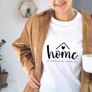 Zuhause ist, wo Mama ist SVG: Minimalistisches T-Shirt, Wand Kunst Design (Digitaler PNG Download)