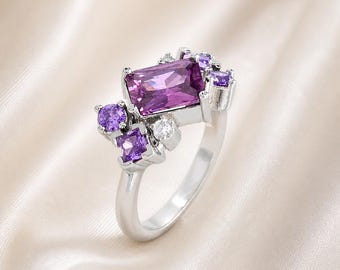 Silberplattierter Ring mit Platinbeschichtung und violetten Kristallen | Jung und modern | Edler Schmuck | Glamouröser Stil | Größe 9