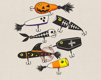 Può includere: Una collezione di sei esche da pesca con motivi di Halloween, tra cui una zucca, un pesce scheletro, una bara, un cappello da strega e caramelle a forma di mais. Il grafico include il testo MONOLINES e 2 Files (Original + Distressed Ver.) PNG FILES 300 DPI.