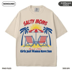 K&ouml;nnte beinhalten: Ein beiges T-Shirt mit einem grafischen Aufdruck von zwei Liegest&uuml;hlen unter einem rot-wei&szlig; gestreiften Sonnenschirm mit Palmen auf beiden Seiten. Der Text "SALTY MOMS" befindet sich in einem roten Kreis &uuml;ber der Strandszene. Unter der Strandszene befindet sich der Text "Beach Club" in Blau und der Text "Girls Just Wanna Have Sun" in Rot.