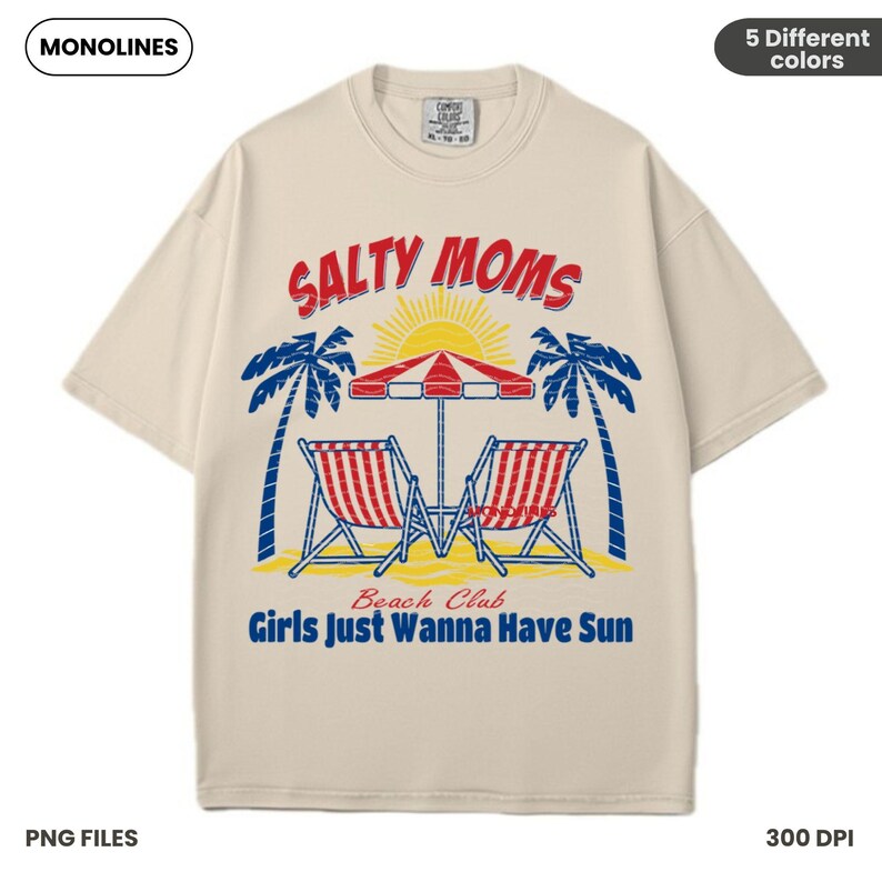 K&ouml;nnte beinhalten: Ein beiges T-Shirt mit einem grafischen Aufdruck von zwei Liegest&uuml;hlen unter einem rot-wei&szlig; gestreiften Sonnenschirm mit Palmen auf beiden Seiten. Der Text "SALTY MOMS" befindet sich in einem roten Kreis &uuml;ber der Strandszene. Unter der Strandszene befindet sich der Text "Beach Club" in Blau und der Text "Girls Just Wanna Have Sun" in Rot.