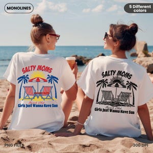 K&ouml;nnte beinhalten: Zwei wei&szlig;e T-Shirts mit einem schwarz-wei&szlig;en Grafikdesign von Palmen, Strandst&uuml;hlen und einem Sonnenschirm. Der Text "Salty Moms Beach Club Girls Just Wanna Have Sun" ist auf den Shirts gedruckt.