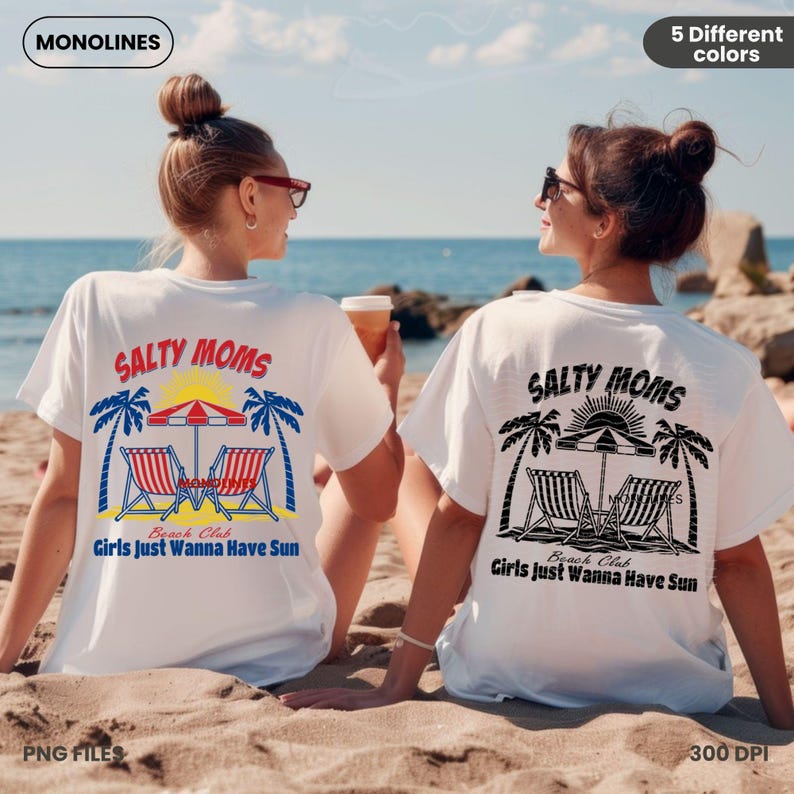 K&ouml;nnte beinhalten: Zwei wei&szlig;e T-Shirts mit einem schwarz-wei&szlig;en Grafikdesign von Palmen, Strandst&uuml;hlen und einem Sonnenschirm. Der Text "Salty Moms Beach Club Girls Just Wanna Have Sun" ist auf den Shirts gedruckt.