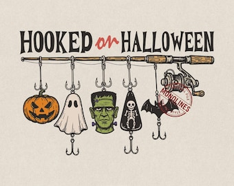 Può includere: Un'illustrazione grafica che mostra una canna da pesca con il testo HOOKED on HALLOWEEN. Appesi alla lenza ci sono una zucca, un fantasma, una testa di mostro verde, un'esca a forma di scheletro e un pipistrello. Include un timbro MONOLINES.