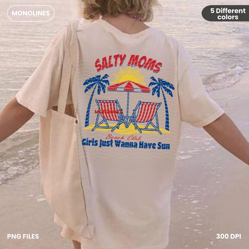 K&ouml;nnte beinhalten: Ein wei&szlig;es T-Shirt mit einem grafischen Design einer Strandszene mit Palmen, Strandst&uuml;hlen und einem Sonnenschirm. Der Text "SALTY MOMS" befindet sich &uuml;ber der Szene, und der Text "Beach Club Girls Just Wanna Have Sun" befindet sich unter der Szene.
