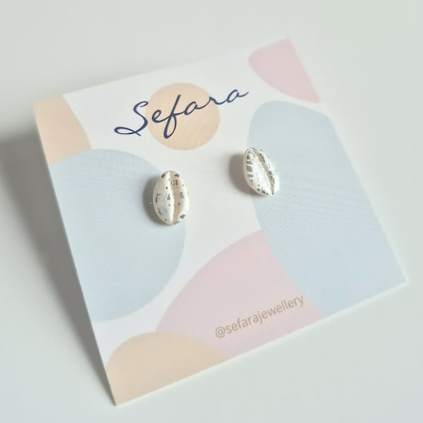 Pendientes de botón hechos a mano con conchas de cauri y brillo de hoja de plata – Joyería costera junto al mar