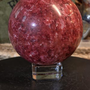 Sphère de thulite suisse – Cristal de collection rouge framboise de 3,4 pouces (1,17 kg)
