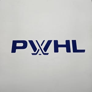 Puede incluir: Un fondo blanco con el texto azul "PWHL". La "W" está estilizada con palos de hockey cruzados. El texto es una fuente en negrita, sans-serif, y el diseño general es simple y moderno.