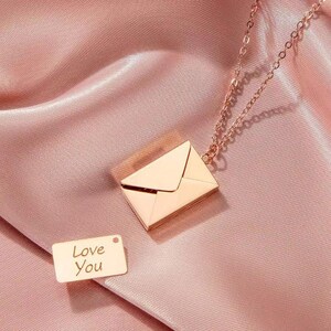 Collar con colgante de sobre con carta de amor: regalo romántico para ella, aniversario, San Valentín, accesorio elegante y significativo.