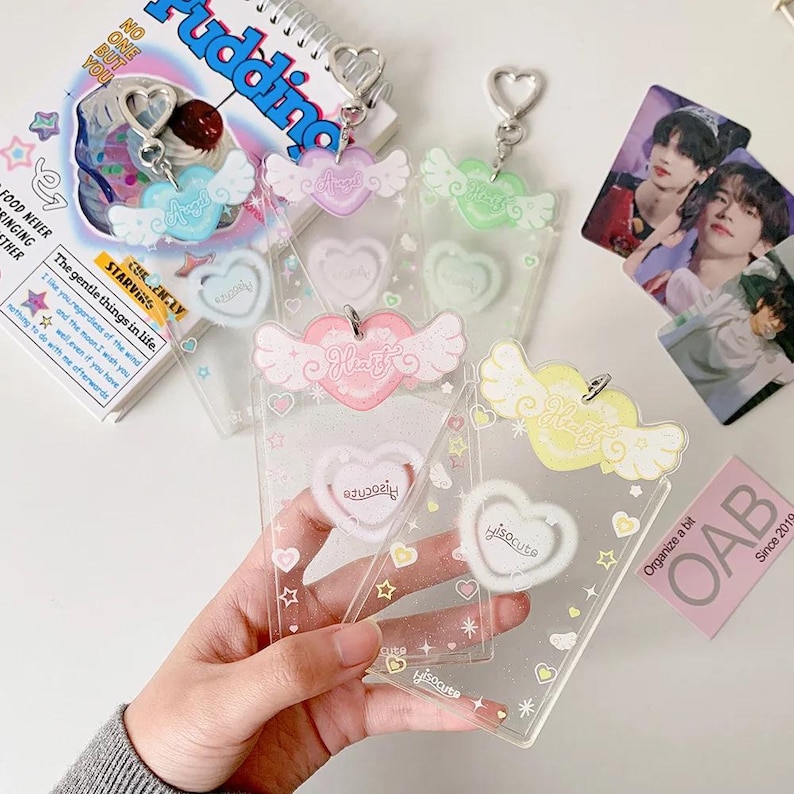 Pu&ograve; includere: Cinque portachiavi in plastica trasparente con un design a forma di cuore. Ogni portachiavi &egrave; di un colore diverso: rosa, azzurro, giallo, verde e viola. I portachiavi hanno una finitura scintillante e presentano un piccolo cuore con la parola "cute" scritta su di esso. I portachiavi sono appesi a una catena argentata con un ciondolo a forma di cuore.