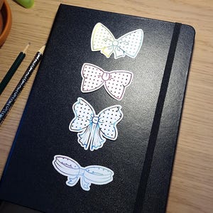 Süße Mädchen Punkte Muster Schleifen Cartoon Sticker Illustrativ, Aufkleber für Journals und Scrapbooking