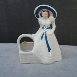 Vintage jaren '50 keramiek meisje uit de jaren '50 met bloembak 6 inch hoog