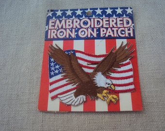 Toppa termoadesiva da cucire con bandiera americana sventolante degli anni '70 con aquila americana, NOS, New Old Stock
