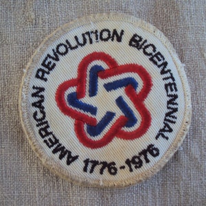 Puede incluir: Un juego de tres tazas de cerámica con un acabado mate moteado. Las tazas son de color crema, gris claro y gris oscuro. Cada taza tiene un diseño simple y minimalista y un asa redondeada.