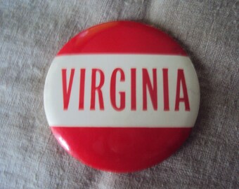 Großer 8,5 cm großer Vintage 50er Jahre Amusement Park Red and White NAME Badge Pin VIRGINIA