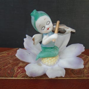 Figura vintage de cerámica Napco de un duende de octubre sobre una flor de cosmos púrpura, numerada C6948, TAL CUAL.