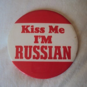 Grote 3 1/2 "Vintage 50s Amusement Park Pin Kiss Me I'm RUSSIAN Rood en Wit Motto SLOGAN Badge Pin