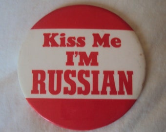 Großer 3 1/2" Vintage 50er Jahre Vergnügungspark Pin Kiss Me I'm RUSSIAN Red and White Motto SLOGAN Pin