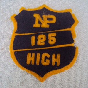 Parche de lana para coser con la letra N P 125 de la escuela secundaria o universidad en forma de escudo vintage