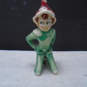 Figura de cerámica vintage de duendecillo arrodillado, artículos de colección japoneses, decoración navideña nostálgica.