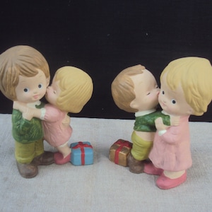 Par vintage de figuras de besos navideños de invierno numeradas 5201, decoración vintage de San Valentín para niño y niña, figuras de hermanos enamorados de los años 60