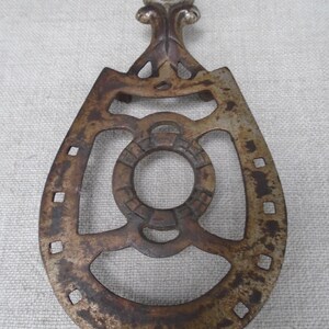 Salvamanteles antiguo de hierro fundido con forma de herradura para la buena suerte, estilo rústico de granja.