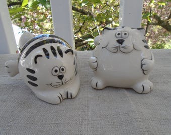 Salero y pimentero vintage de Pier 1 con forma de gato gordo antropomórfico.