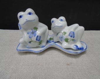 Andrea Sadek Lounging Frog Couple Salt & Pepper Shakers With Tray Ceramic Set