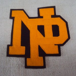 Parche de fieltro para coser con la letra N P de estilo vintage para escuela secundaria o universidad, color amarillo sobre negro