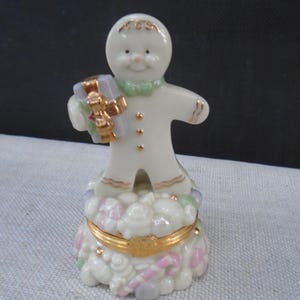 Lenox "A Sweet Surprise Gingerbread Box" Treasure First Issue Trinket Charm Inside