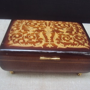 Beautiful Wood Inlay Sorrento Jewelry Music Box Italian Music Box Torna a Sorrento Mayflower Sorrento Made in italy Birds and Floral Spray