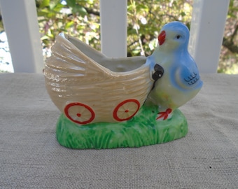 Vaso in ceramica vintage con uccellino azzurro che spinge una carrozzina, contenitore per piante grasse, prodotto in Giappone, decorazione pasquale e primaverile.