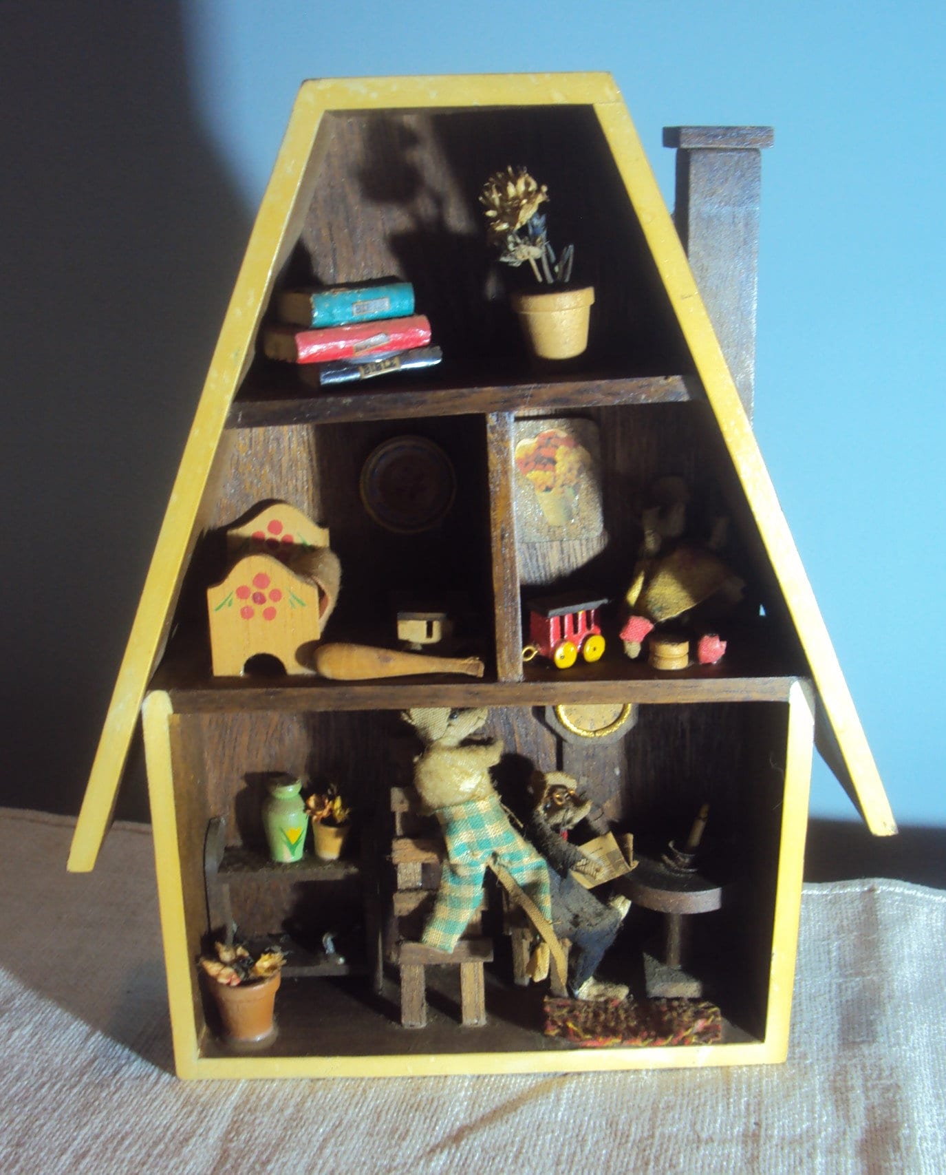 Vintage 70s Diorama Three Mouse House Mouse Family Diorama